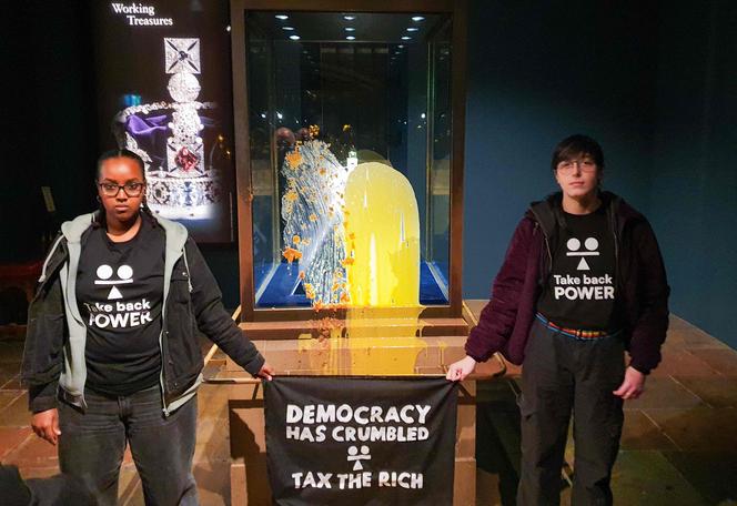 نشطاء من جماعة المقاومة المدنية 