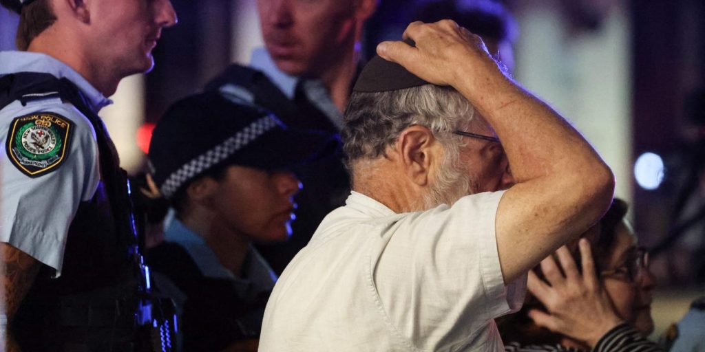 مباشر هجوم أستراليا: المسلحان اللذان قتلا 15 شخصًا خلال مهرجان يهودي على شاطئ سيدني هما أب وابنه
