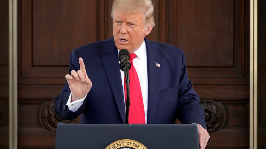 دونالد ترامب يتحدث على المنصة