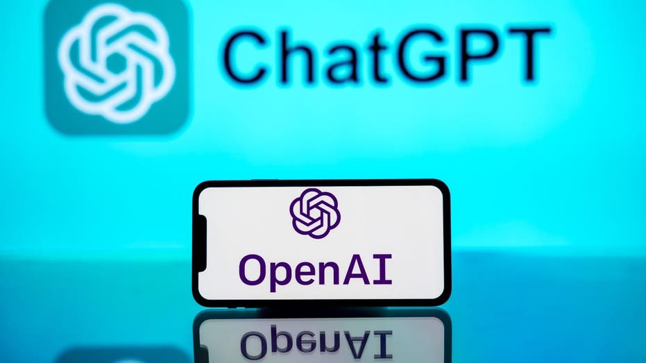 شعار OpenAI ChatGPT يظهر على شاشة الهاتف.