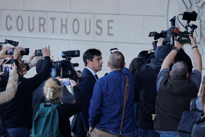 يصل الدكتور سلفادور بلاسينسيا إلى المحكمة قبل النطق بالحكم في محاكمة الممثل ماثيو بيري بسبب الجرعة الزائدة. في لوس أنجلوس، 3 ديسمبر 2025.