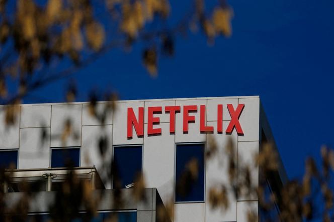 شعار Netflix على أحد مبانيها في هوليوود، لوس أنجلوس، 2 ديسمبر 2025.