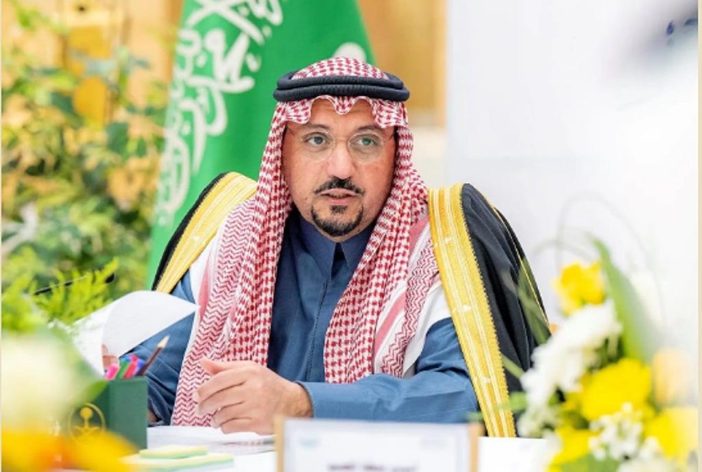 أمير القصيم يكرّم مدير مكافحة المخدرات بالمنطقة تقديرًا للجهود الأمنية