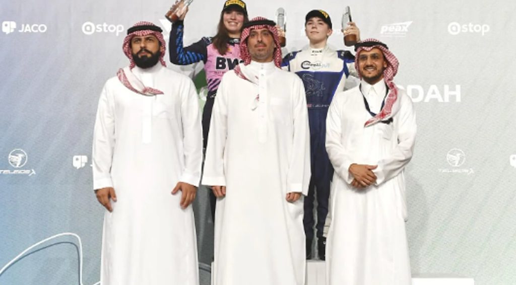 محافظ جدة يتوّج كيت بيلوفـسكي بطلًا لبطولة أرامكو السعودية للفورمولا4 لموسم 2025