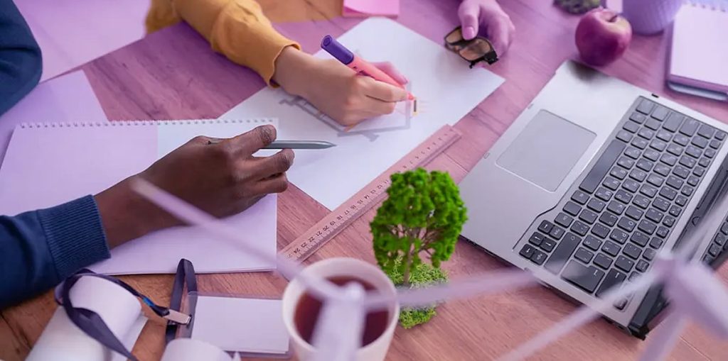 مختص يحدد معايير بقاء الموظف بمقر عمله بعد انتهاء الدوام