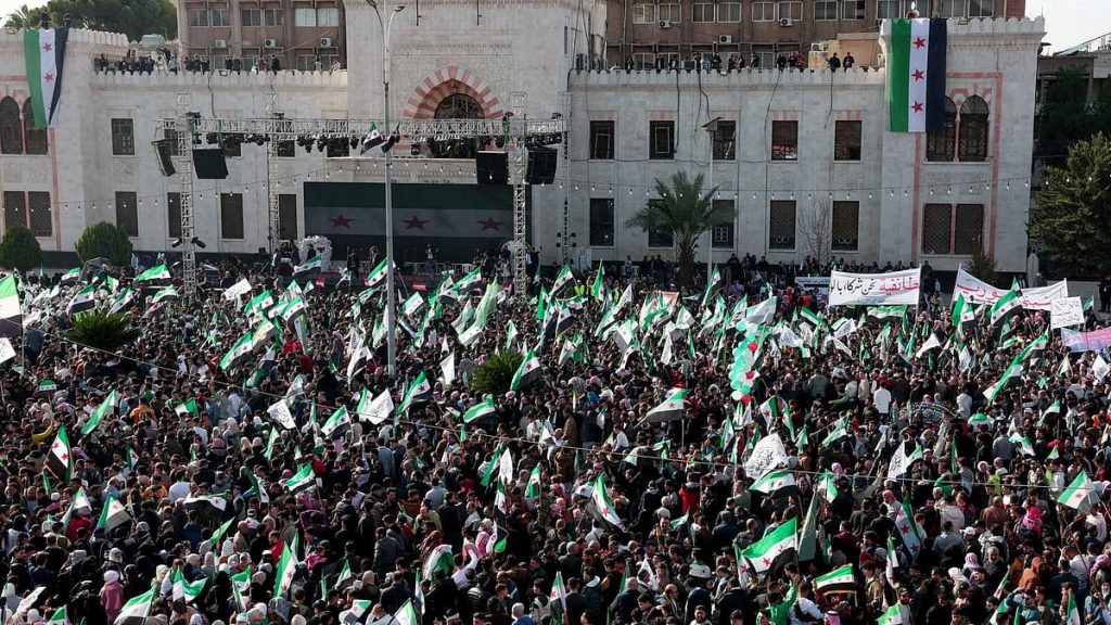 السوريون يحيون الذكرى الأولى لسقوط نظام الأسد وسط احتفالات واسعة وتحديات أمنية وسياسية