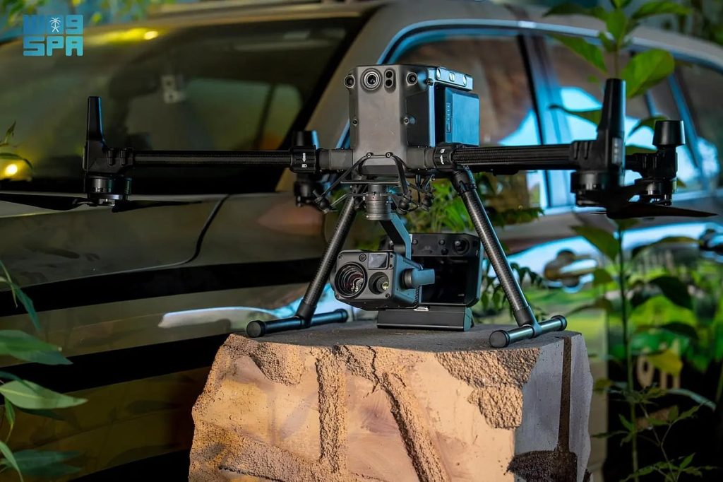 ترتفع لـ15 كيلومترًا وتضبط المخالفات البيئية.. الأمن البيئي يستعرض مُسيرة مزودة بتقنيات الذكاء الاصطناعي