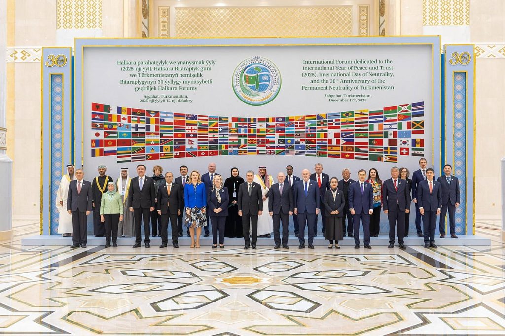 نيابة عن القيادة.. نائب وزير الخارجية يشارك في المنتدى الدولي للسلام والثقة