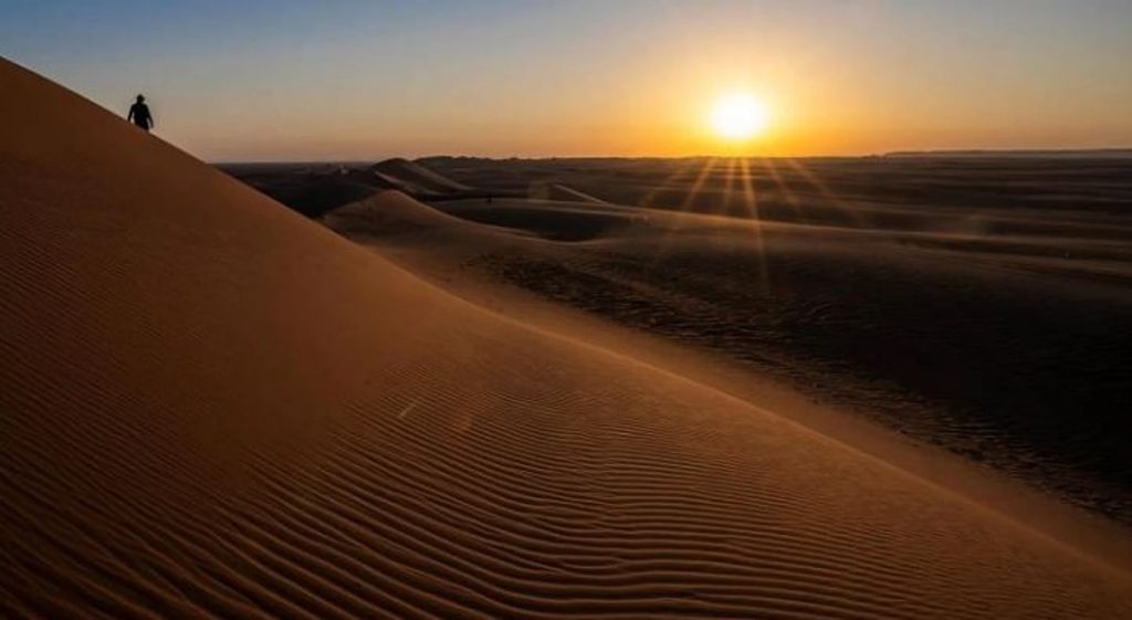 تشكيلات كثبان وحقول نجمية وسبخات.. لماذا «الربع الخالي» من أكبر الصحاري الرملية في العالم؟