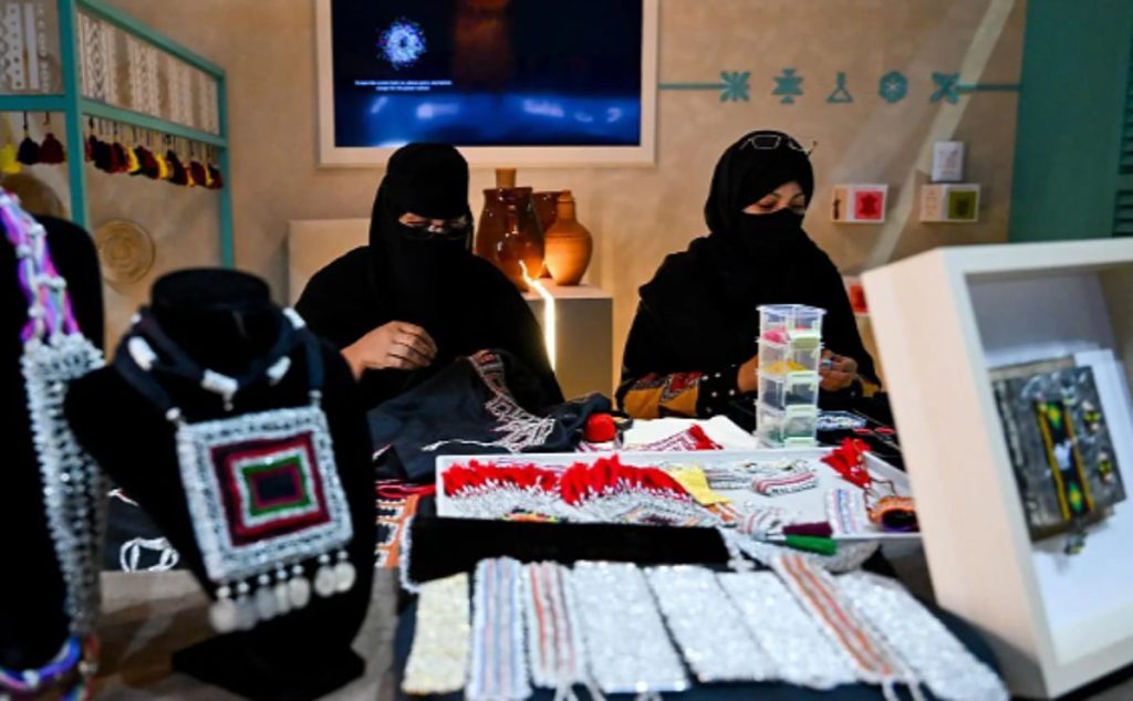جناح الحرف اليدوية يستحضر الذاكرة في معرض جدة للكتاب 2025