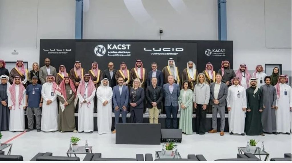 «كاكست» و«لوسد» تُدشّنان أول مركز ابتكار للسيارات الكهربائية في المملكة