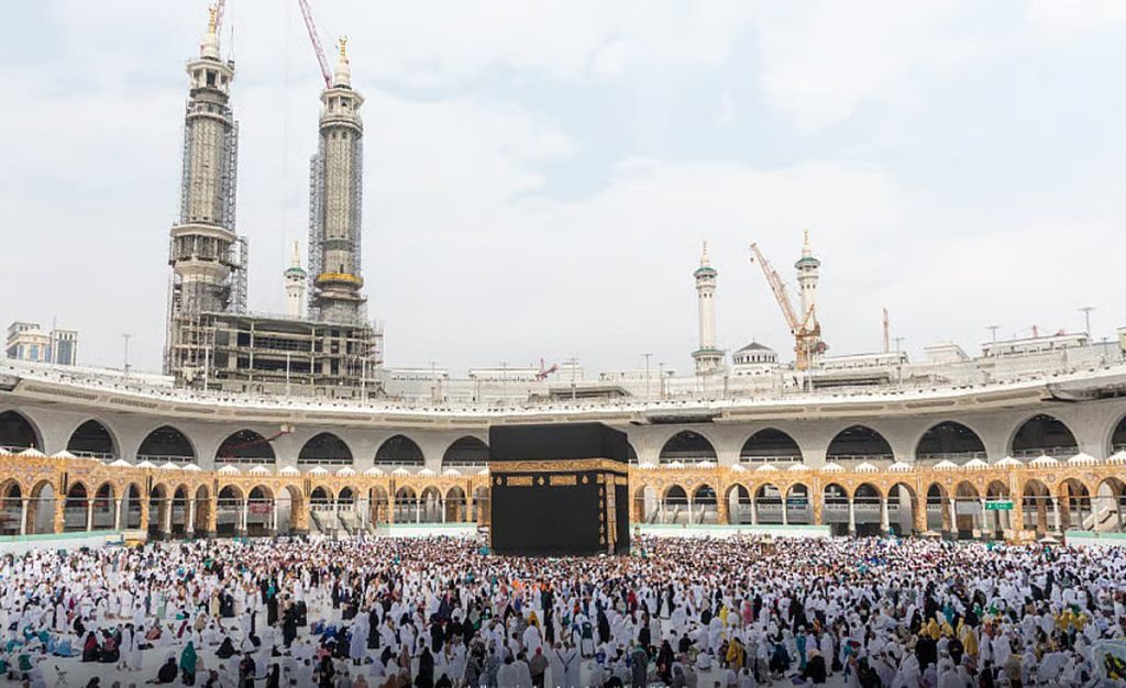 "المطوف الرقمي".. باقة من الخدمات الذكية لتيسير أداء المناسك داخل المسجد الحرام