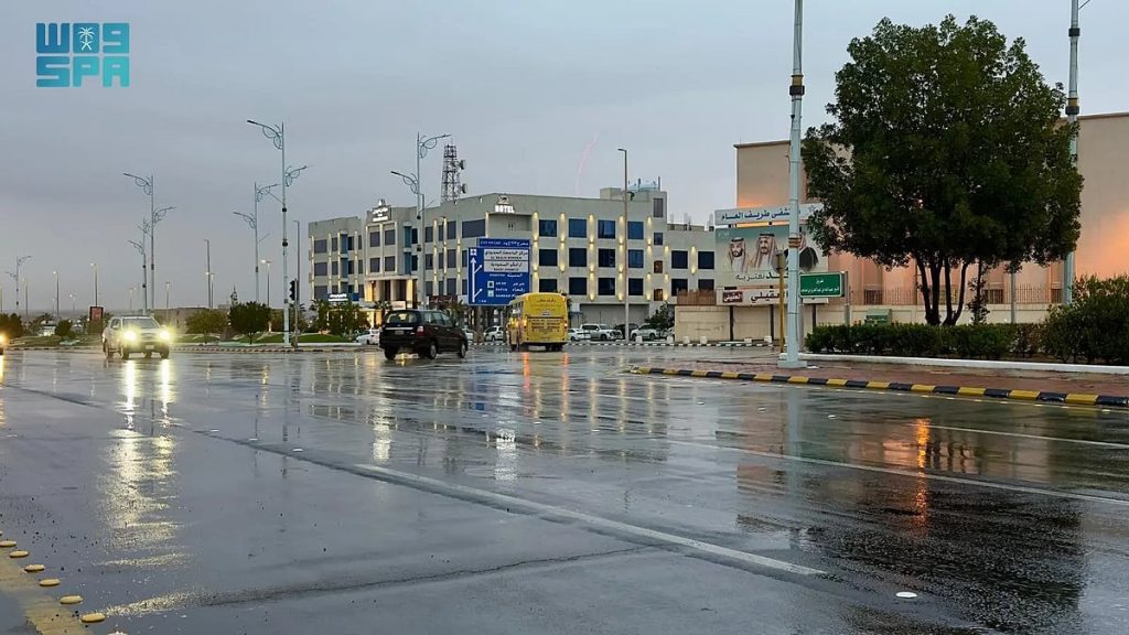 "الهلال الأحمر" يرفع جاهزيته للحالة المطرية بالرياض