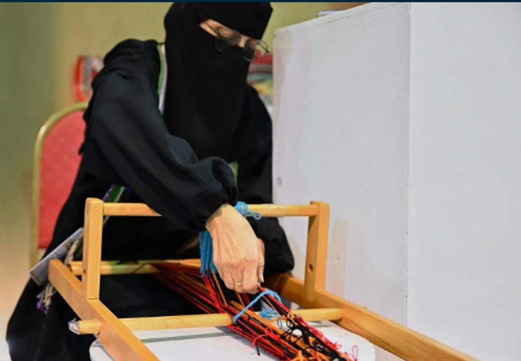 «حياكة السدو».. تراثٌ حيّ يتجدد في معرض «حرفة مكة»