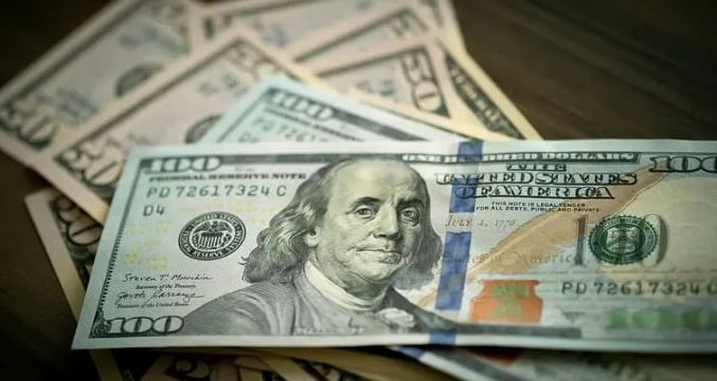 الدولار يتراجع إلى أدنى مستوى له في شهرين