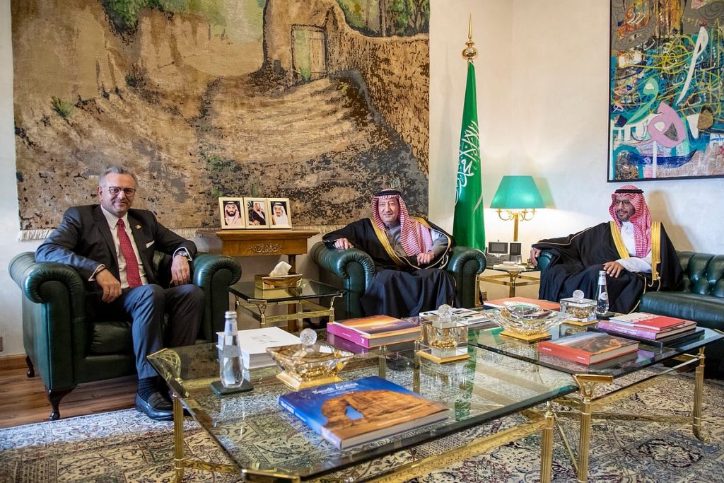 نائب وزير الخارجية يبحث تعزيز العلاقات مع كبير مستشاري الرئيس الأمريكي