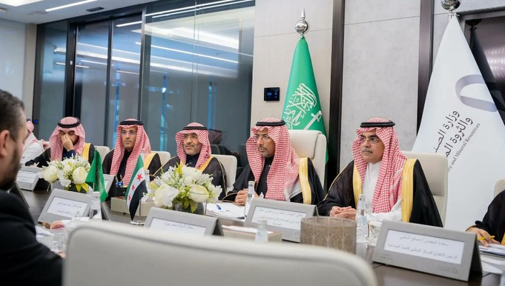 وزير الصناعة يبحث تعزيز العلاقات الاقتصادية مع نظيره السوري