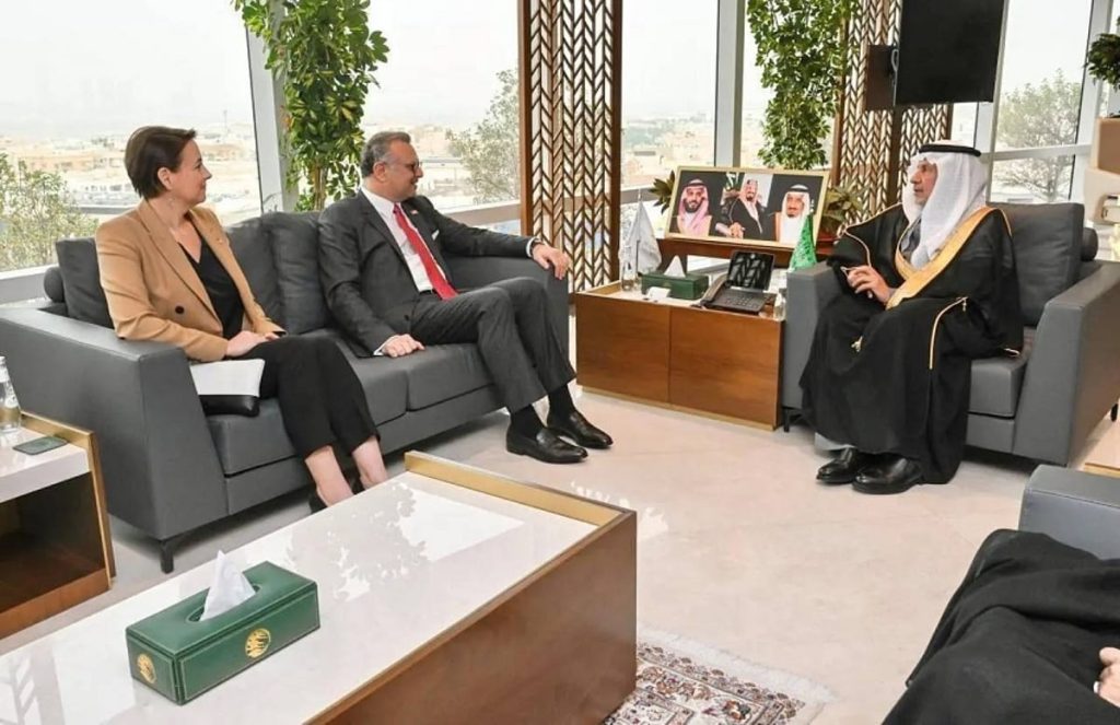 الربيعة يبحث سبل تعزيز التعاون مع كبير مستشاري الرئيس الأمريكي