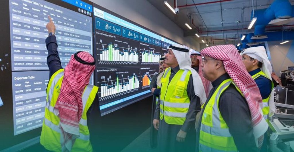 وزير النقل يتفقد مطار الملك خالد للوقوف على عودة العمليات التشغيلية بشكل كامل
