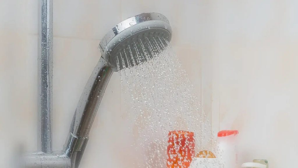 استشاري: الاستحمام بالمياه الساخنة يؤثر على الطبقة الخارجية للبشرة