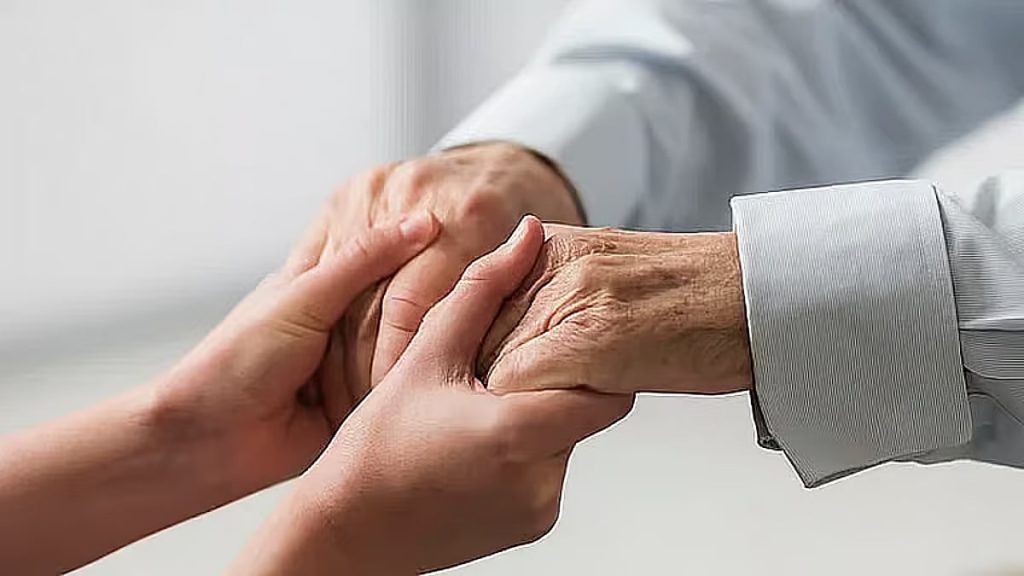 تجمع الرياض الصحي يوضح 10 طرق للعناية بكبار السن