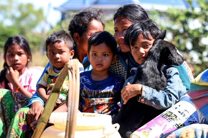 سكان يقومون بإخلاء مقاطعة سيام ريب (كمبوديا)، بعد اشتباكات على الحدود، 15 ديسمبر 2025.