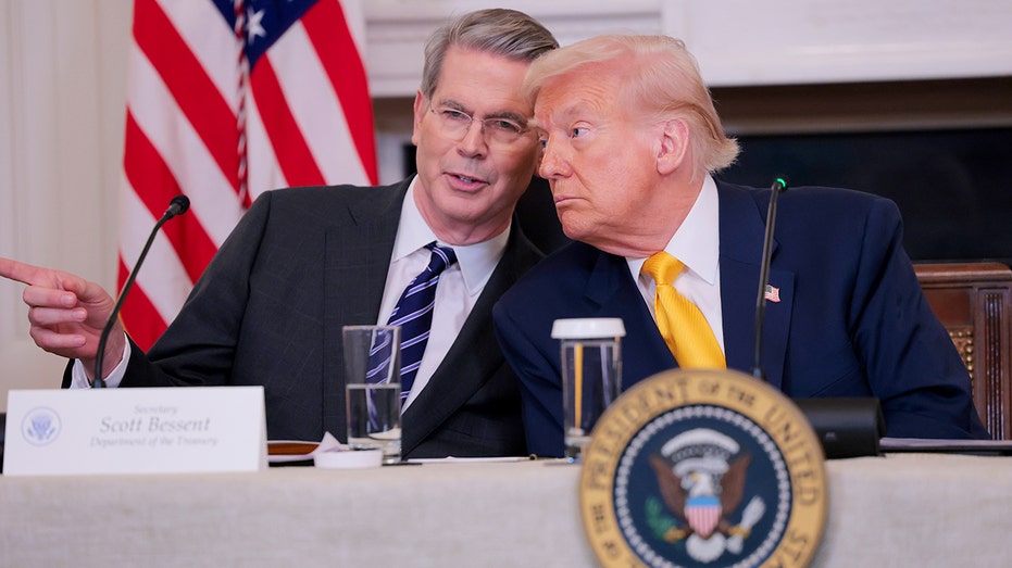 يتحدث سكوت بيسنت ودونالد ترامب