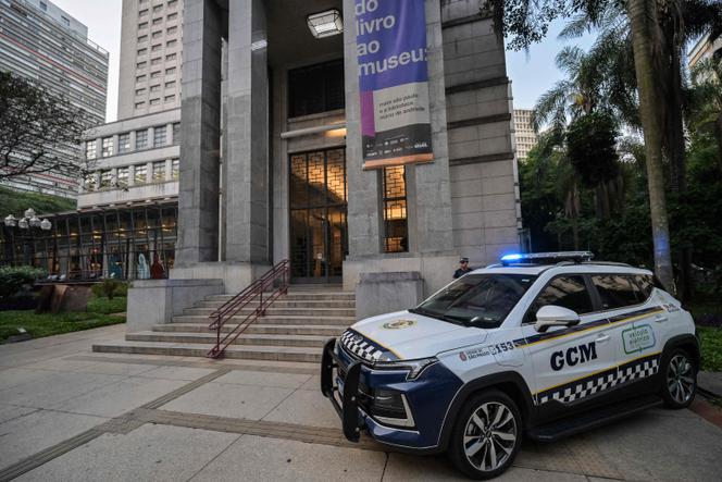 أمام مكتبة ماريو دي أندرادي، في ساو باولو بالبرازيل، في 7 ديسمبر 2025، حيث سُرقت ثماني مطبوعات للرسام هنري ماتيس وخمس مطبوعات أخرى للفنان البرازيلي كانديدو بورتيناري (1903-1962).