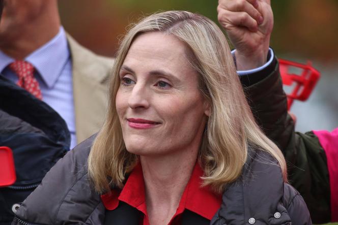 ماري كريستين أوسترمان، رئيسة الجمعية الألمانية للشركات العائلية، خلال مظاهرة أمام المستشارية في برلين، 8 أكتوبر 2025.