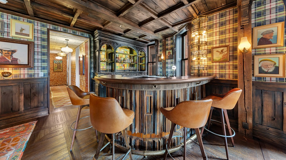 تحتوي الغرفة الكبيرة أيضًا على بار عتيق مع تصميمات من الزجاج الملون.