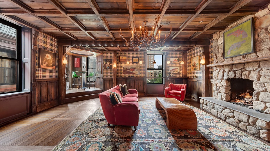 تحتوي الغرفة الكبيرة على مدفأة ذات إطار حجري.