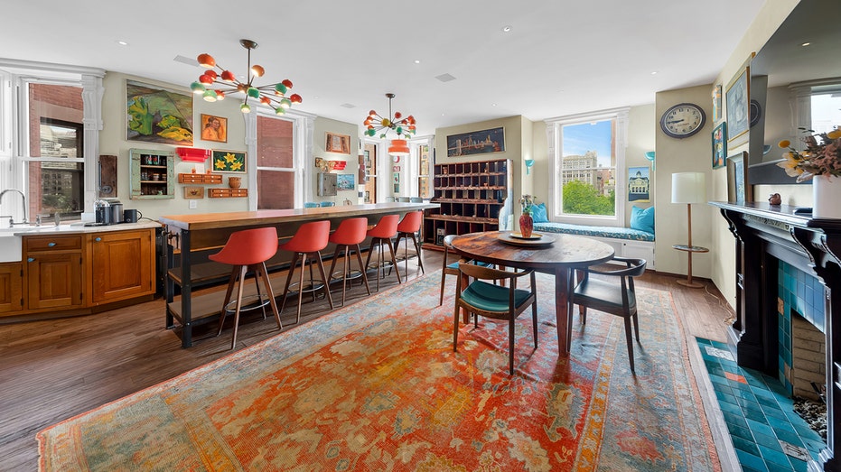 يحتوي المطبخ على جزيرة كبيرة لتناول الطعام، وهي متصلة بغرفة الطعام. تحتوي الغرفة أيضًا على مدفأة.