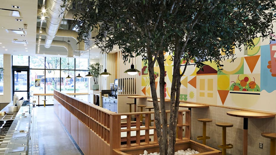 داخل مطعم كافا.