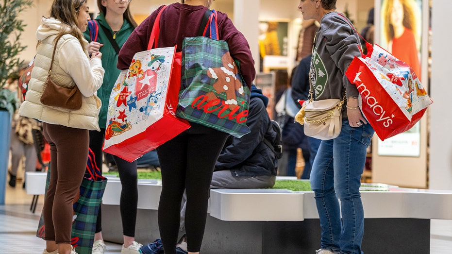 المتسوقون في أحد مراكز التسوق