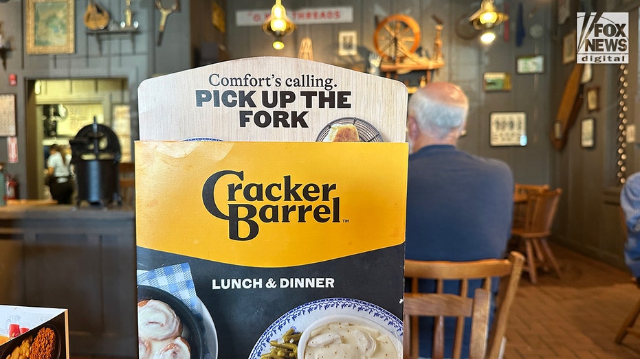 قائمة جديدة في Cracker Barrel بعد الشعار الجديد وإعلان تغيير العلامة التجارية.