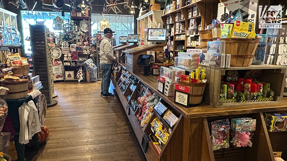 الجزء الداخلي من Cracker Barrel بعد الشعار الجديد وإعلان تغيير العلامة التجارية.