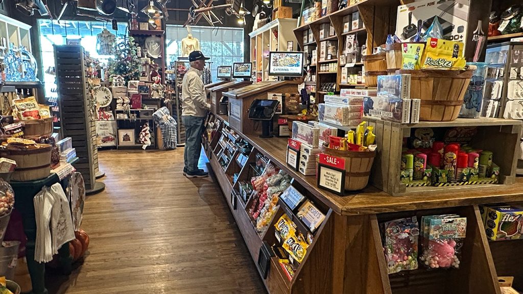 يواجه تحول Cracker Barrel عقبات مبكرة. الرئيس التنفيذي يحذر من أن التعافي “سيستغرق بعض الوقت” بعد فشل إعادة صياغة العلامة التجارية