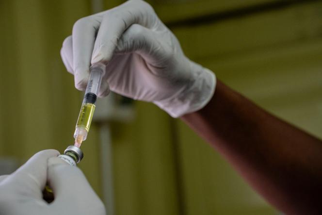 حقن ليناكابافير في عيادة فيديسونج في جا-رانكوا، بريتوريا (جنوب أفريقيا)، 2 ديسمبر 2025.