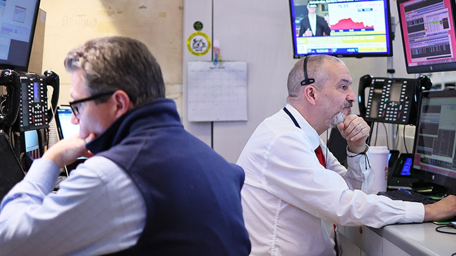 يعمل المتداولون على أرضية بورصة نيويورك خلال التداول الصباحي يوم 30 أبريل 2025 في نيويورك.