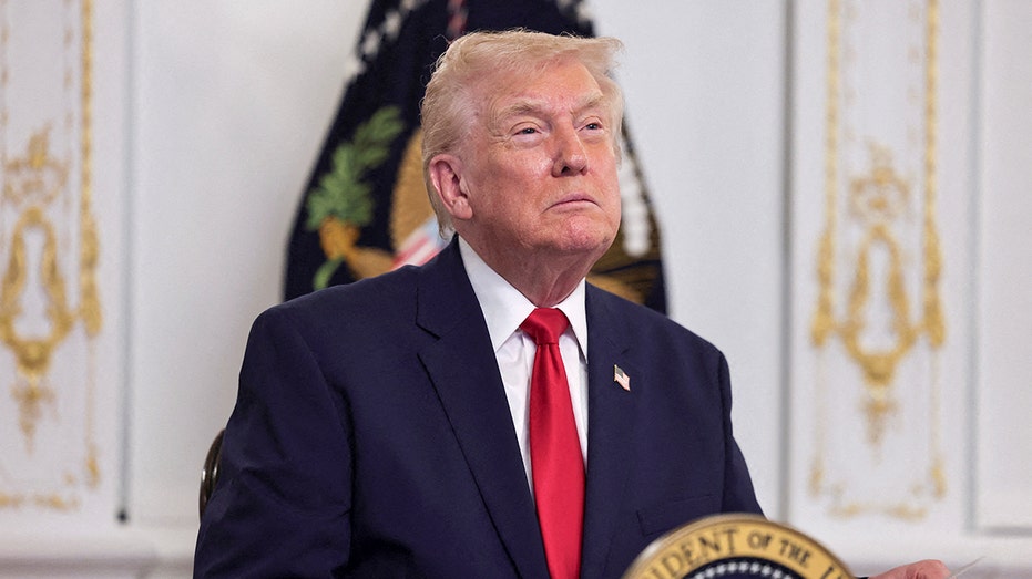 الرئيس دونالد ترامب يتحدث إلى أعضاء الخدمة