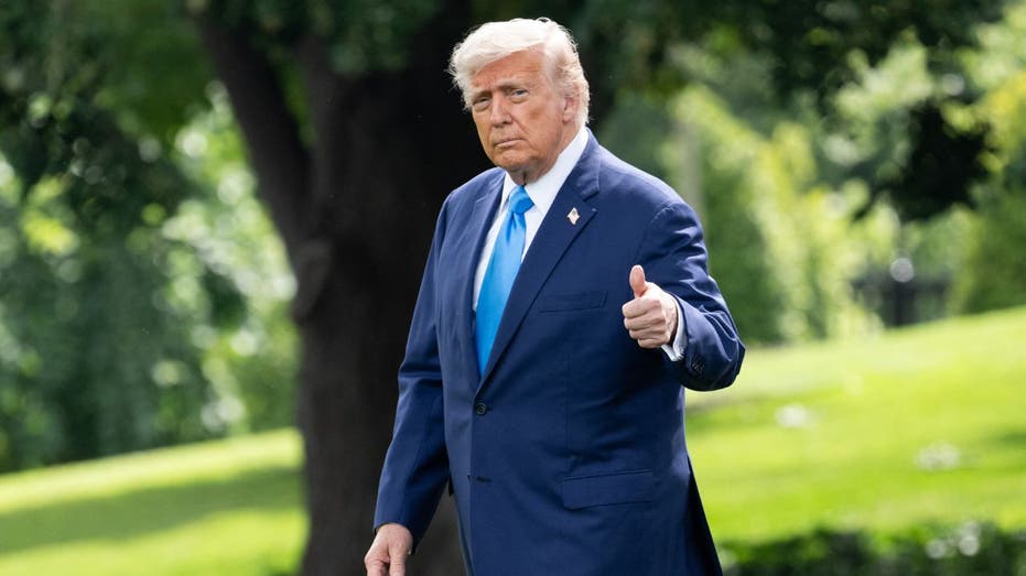 دونالد ترامب يرفع إبهامه للصحفيين أثناء سيره عبر حديقة البيت الأبيض