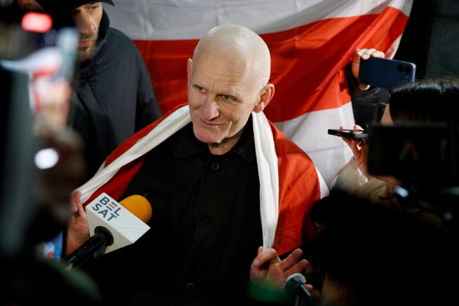 البيلاروسي أليس بيالياتسكي، الحائز على جائزة نوبل للسلام لعام 2022، يتحدث للصحافة في سفارة الولايات المتحدة في فيلنيوس، ليتوانيا، في 13 ديسمبر 2025. أطلقت مينسك سراحه مع أكثر من 100 سجين آخر بعد أكثر من أربع سنوات من الاعتقال. 