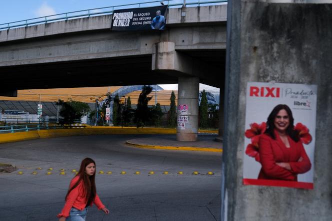 لافتة تحمل صورة رئيس هندوراس السابق خوان أورلاندو هيرنانديز، مكتوب عليها “دعونا لا ننسى أبدًا”، وملصقًا لمرشح حزب الحرية وإعادة التأسيس المحامي ريكسي مونكادا، في تيغوسيغالبا، 29 نوفمبر 2025.