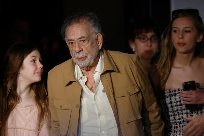 المخرج فرانسيس فورد كوبولا، محاطًا بحفيدتيه كوزيما ورومي، خلال المؤتمر الصحفي لفيلم “ميجالوبوليس”، في الدورة الـ77 لمهرجان كان السينمائي، 17 مايو 2024. 