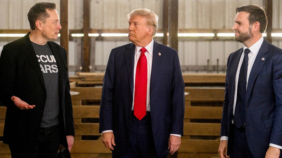 إيلون ماسك، ودونالد ترامب، وجي دي فانس في عام 2024