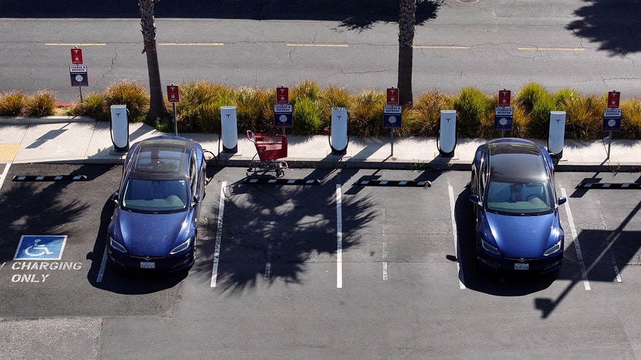 صورة جوية لمحطة شحن السيارات الكهربائية في كاليفورنيا