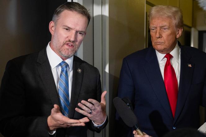 الممثل التجاري الأمريكي جاميسون جرير والرئيس الأمريكي دونالد ترامب على متن طائرة الرئاسة في 30 أكتوبر 2025.