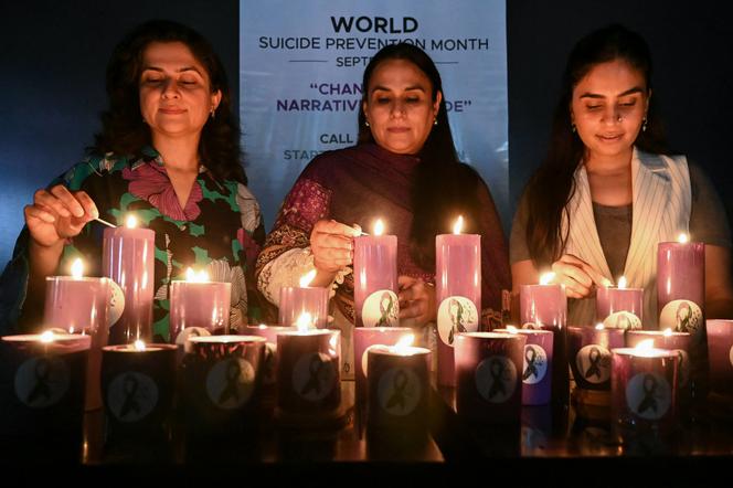 نساء يضيئن الشموع خلال حدث بمناسبة الشهر العالمي لمنع الانتحار في أمريتسار، الهند، 26 سبتمبر 2024.