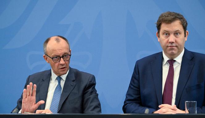 المستشار الألماني فريدريش ميرز (يسار) ونائب المستشار وزعيم الحزب الديمقراطي الاشتراكي ووزير المالية لارس كلينجبيل في المستشارية في برلين في 28 نوفمبر 2025.