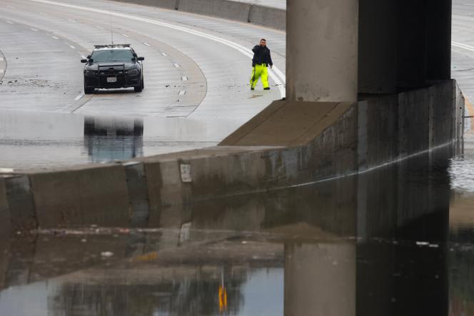 إغلاق جزء من الطريق السريع 5 أمام حركة المرور بسبب الأمطار الغزيرة، في منطقة صن فالي في لوس أنجلوس، 24 ديسمبر 2025.